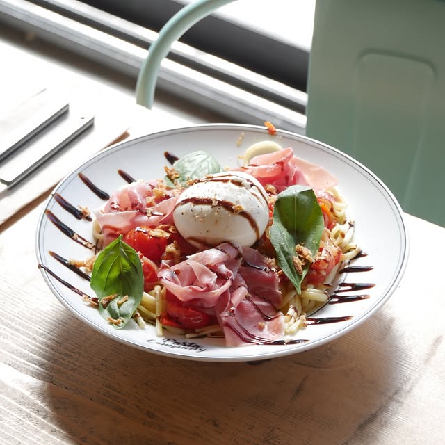 Assiette de linguini à la burrata et au speck